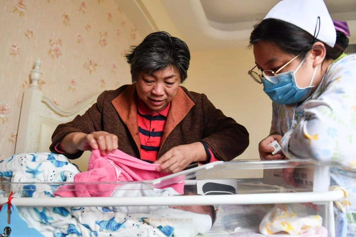 香港验血必须7周吗,51岁妈妈试管生下龙凤胎，只因24岁女儿工作之后，家里太冷